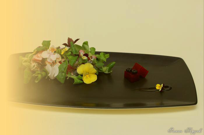 цветочный салат, оладьи из цукини, оладьи, соус голландез,  рецепт соуса, рецепт салата